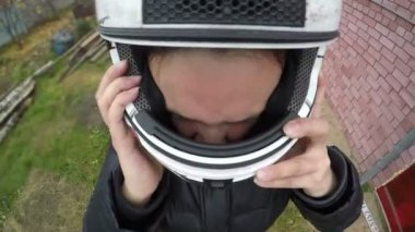 Yetişkin kadın onun kask koyarak