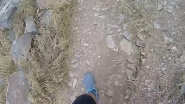 Pasos de pie de excursionista senderismo al aire libre. caminar pies en terreno rocoso ruinas griegas antiguas pov spinalonga concepto de viaje — Vídeo de stock