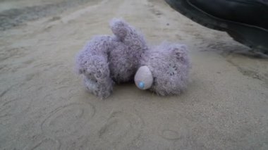 askeri önyükleme kick off çocuk oyuncak küçük gri oyuncak ayı kum yol, savaş suçu, şiddet