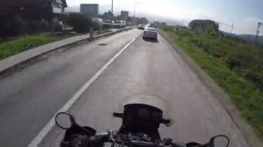 Motosikletçi ile Sırbistan'daki bir güzel manzara dağ yolda gidiyor. Birinci şahıs bakış. POV. Mototravel. Bir doğa manzaralı ve boş yolda dağlar doğru eylem shot at binme bir bisikletçinin bakış