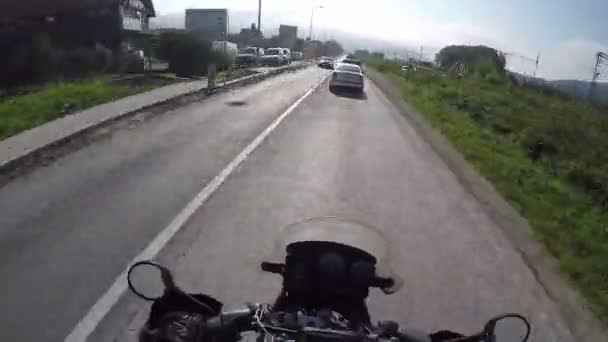 Motocyklista jeździ na piękny krajobraz góry droga w Serbii. Widok pierwszoosobowy. POV. Mototravel. Punktu widzenia rowerzysty jazda w dół pusty i malowniczej drogi w kierunku gór, ujęcie — Wideo stockowe