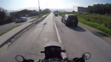 Motosikletçi ile Bosna'da bir güzel manzara dağ yolda gidiyor. Birinci şahıs bakış. POV. Mototravel. Bir doğa manzaralı ve boş yolda dağlar doğru eylem shot at binme bir bisikletçinin bakış