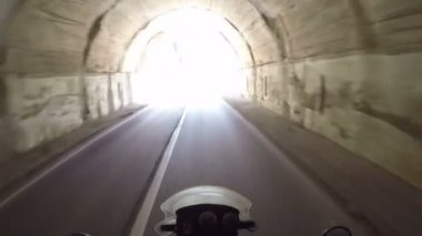 Motosikletçi ile Bosna'da bir güzel manzara dağ yolda gidiyor. Birinci şahıs bakış. POV. Mototravel. Bir doğa manzaralı ve boş yolda dağlar doğru eylem shot at binme bir bisikletçinin bakış