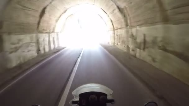 Motocyklista jede na krásné krajiny horské silnici v Bosně. First-person pohled. POV. Mototravel. Hlediska motorkář na koni po malebné a prázdné silnici k horám, akční snímek — Stock video