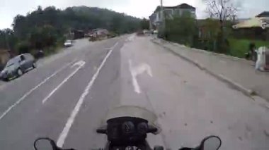 Motosikletçi ile Bosna'da bir güzel manzara dağ yolda gidiyor. Birinci şahıs bakış. POV. Mototravel. Bir doğa manzaralı ve boş yolda dağlar doğru eylem shot at binme bir bisikletçinin bakış