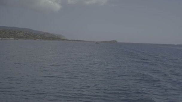 Glinsterende licht over een baai van Griekse eilanden — Stockvideo