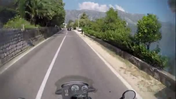 Vackra landskapet i boka kotorska-bukten i montenegro, synpunkt skott på actionkamera, Ridande på motorcykel, sommartid äventyr resa — Stockvideo