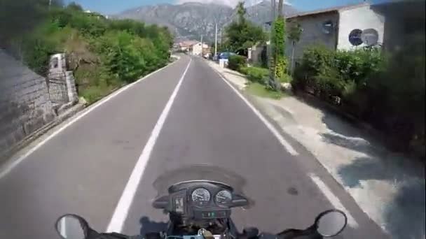 Beau paysage de la baie de boka kotorska en montenegro, point de vue tourné sur caméra d'action, équitation sur moto, aventures de l'heure d'été voyageant — Video