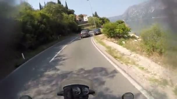Jízda na motorce na venkovské silnici hory Černé hory, touring dobrodružství, pov střílel na akci boka Kotorská kamery, krásné boty na podpatku — Stock video
