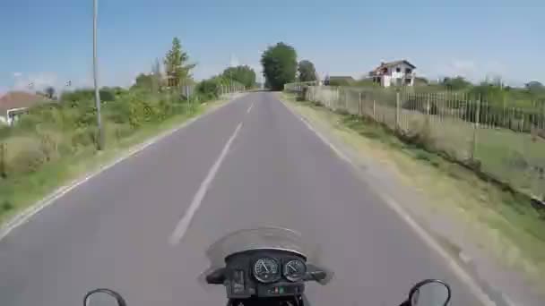 Jeżdżenie rower szybko przez piękne pusta droga, letnie przygody strzał na kamera sportowa gopro — Wideo stockowe