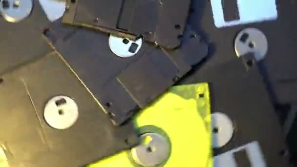 Högen av gamla stil data överföring disketter, roterande spinning bakgrund — Stockvideo