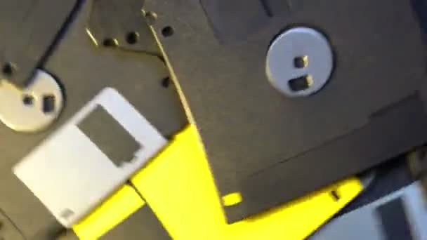 Högen av gamla stil data överföring disketter, roterande spinning bakgrund — Stockvideo