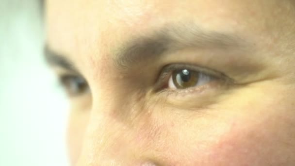 femme souriante riant ses yeux expression gros plan 