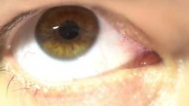 Gözü döndürme, çılgın görünüyor etrafında yanıp insan gözü Close-up göz