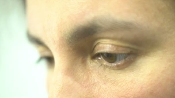 Mulher oprimida expressão feminino triste olhos de perto, depressão — Vídeo de Stock