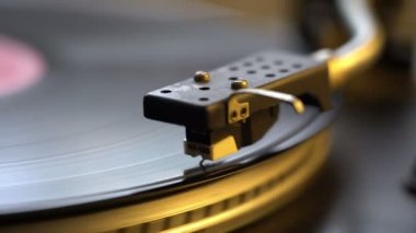 Dj pikap pikap vinil kayda kapatın. Dönen plaka ve stylus kalemi iğne yakın çekim