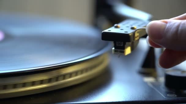 Le disque vinyle du tourne-disque DJ se rapproche. La plaque tournante et le stylet avec l'aiguille en gros plan . — Video