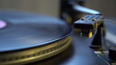 Dj pikap pikap vinil kayda kapatın. Dönen plaka ve stylus kalemi iğne yakın çekim. Döngü.