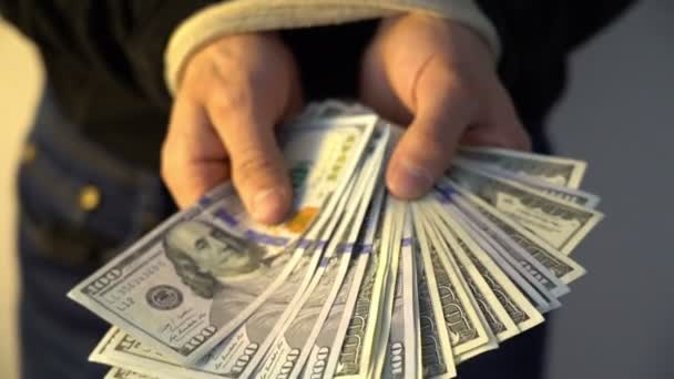 Αρσενική χέρι που δεσμεύονται με το σχοινί κρατώντας σωρό χρήματα χαρτονομίσματα αμερικανικό δολάριο, οικονομική rectrictions έννοια — Αρχείο Βίντεο