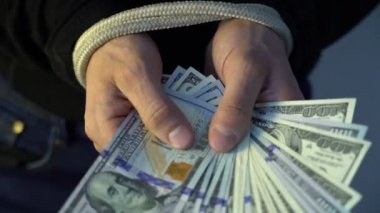 erkek eli para Amerikan Doları banka notları, mali rectrictions kavramı görünümü yığını tutan iple bağlı