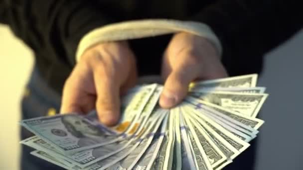 男性手绑着持有绳子堆的钱美元钞票, 金融回避概念 — 图库视频影像