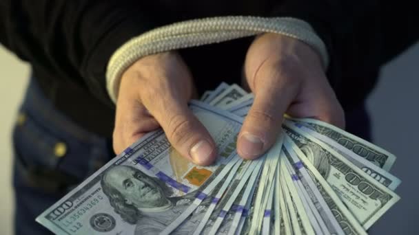 Mannenhand gebonden met het touw houden stapel geld Amerikaanse dollar biljetten, financiële rectrictions concept — Stockvideo