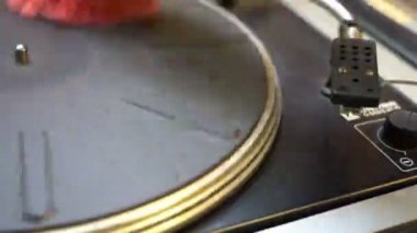 pikap plak çalar toz yakın çekim Dj vinil kayda temizlik. Dönen plaka ve stylus kalemi iğne yakın çekim eski teknoloji moda