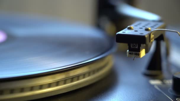 The vinyl record on DJ turntable record player close up. The rotating plate and stylus with the needle close-up. Loop. — Stock Video