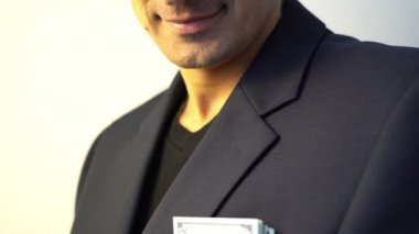 o kadın bulmak çaldığın zaman parasını şaşırmış ve şok ifade değiştirme yüz duygular mans