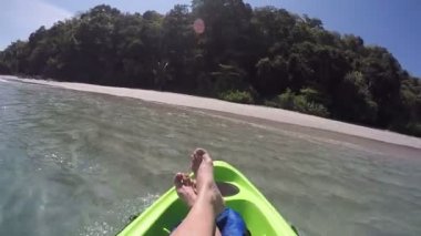 kadın ayakları pov tekne kayık yaklaşıyor kıyıya, vahşi ıssız, vahşi macera su aktivitesi, eğlence spor, ilham verici manzara, pozitif enerji üzerinde