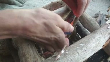 ada yangın kamp elde çalışan adam