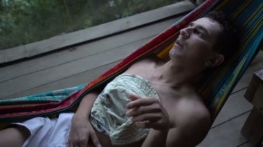 adam tek başına döşeme hamakta terk ve kızmanın dalıp, yalnızlık akıl hastası