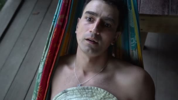 Man in hangmat leggen alleen verlaten en boos afgeleid, eenzaamheid geesteszieken — Stockvideo