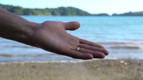 Bedrog, man verraad, mannenhand stretch uit, vrouw geaccepteerd, ga weg man — Stockvideo