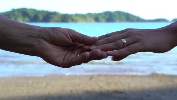 Casal Separando Mãos Pôr Sol Fim História Amor Rompimento Família — Vídeo de Stock