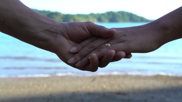 Couple séparant leurs mains, séparation, crise dans les relations, concept de divorce, fin de l'histoire d'amour, rupture de la famille — Video