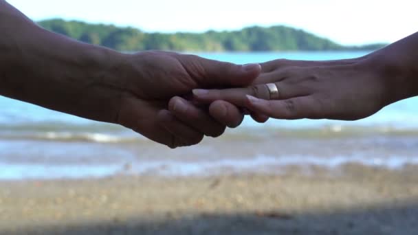Frau verlässt Mann, zerbricht Beziehungen in der Krise, Scheidungskonzept für die Familie — Stockvideo