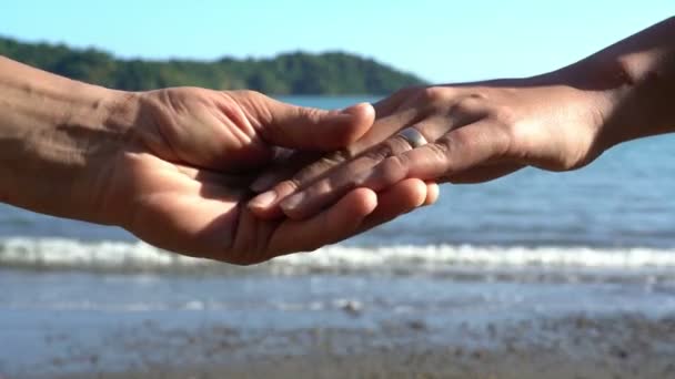 Casal separando as mãos, separação, crise nas relações, conceito de divórcio, fim da história de amor, rompimento familiar — Vídeo de Stock