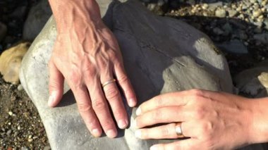 Genç çift oyun oynarken el ele tutuşarak beach tatlım ruh halinize eğleniyor