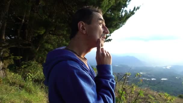 Hombre creyente orando mirando al cielo. Hermoso paisaje de montaña — Vídeos de Stock