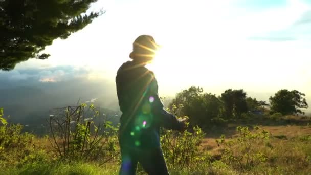 Duimen omhoog wandelen man gelukkig en positief op wandeling in de bergen. Trekking weergegeven: succes hand teken. Vergadering zonsopgang — Stockvideo