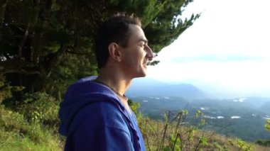 Kaçırma ifade. Adam gündoğumu üzerinde duran ve etrafa dağlarda