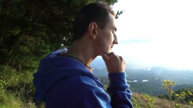 dalgın adam dağ kenarında