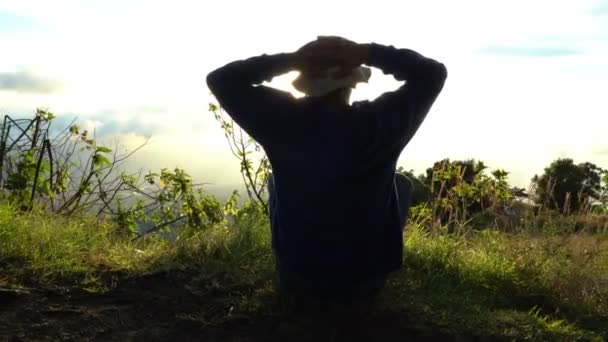 Homme ermite rencontre soleil lever sur le bord des montagnes. Faire de la méditation à la lumière du soleil . — Video