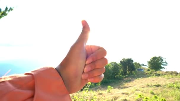 Kvinna att höja händerna med tummen upp på klarblå himmel bakgrund igen solljus. Människor uttrycker — Stockvideo