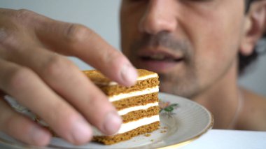 bir plaka üzerinde bir parça kek için tatlı diş av tutkusu kadar gizlice daha gizleme adamım