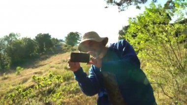 paparazzi fotoğrafçılar dışarıda ağaçlar saklanarak cep telefonu resim yapma