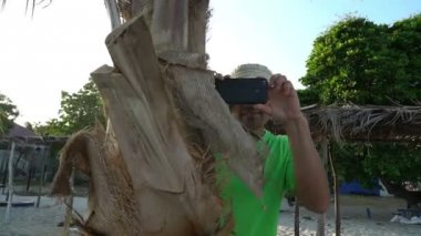 paparazzi fotoğrafçılar dışarıda ağaçlar saklanarak cep telefonu resim yapma