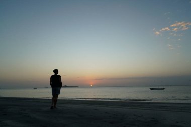 Yalnız insan silhuette denizde seyir vasıl günbatımı bir su üstünde mal. Yalnız, sessizlik ve