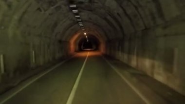 Tünel yol sürüş. POV. Kasvetli bir karanlık. Vertigo etkisi. Korku sahnesi.